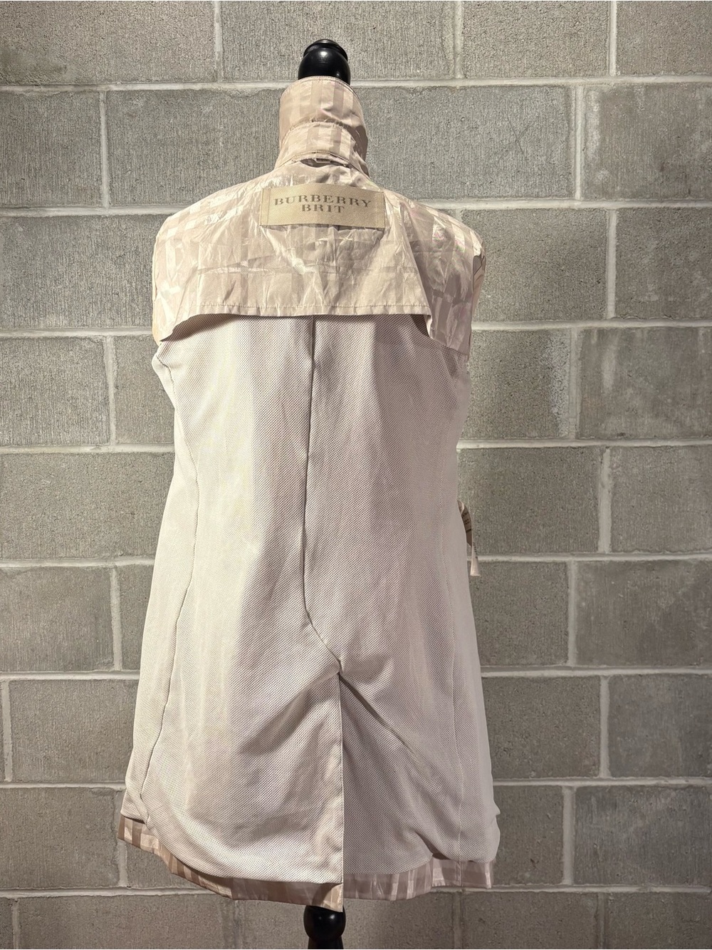Burberry trench coat. - Picture 8 of 16